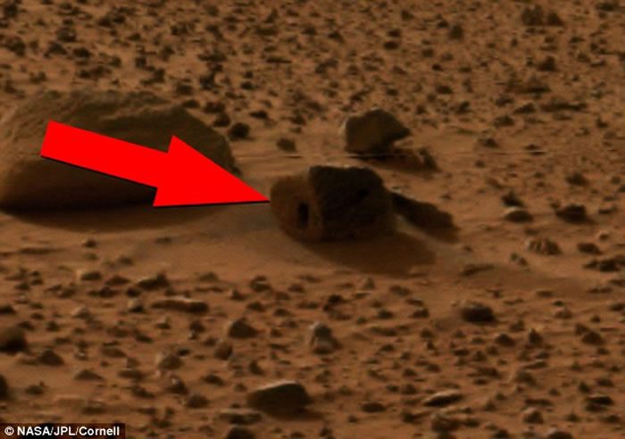 火星表面发现外星人的家？石头上有门