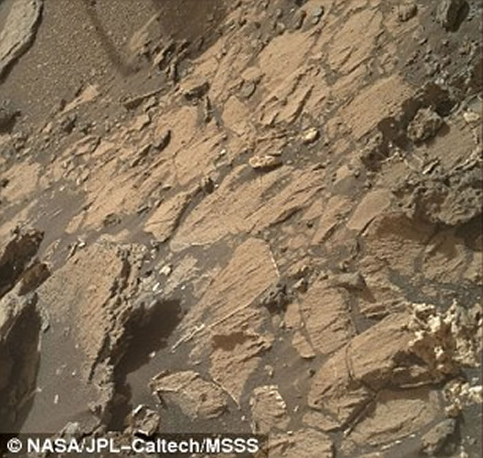 “好奇号”火星车放大相机拍摄的原始图像，岩石残骸散布在火星表面