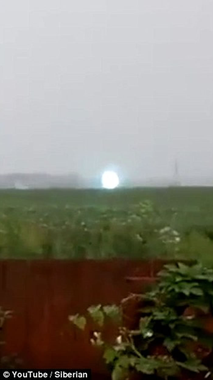 俄罗斯拍摄到非常罕见的球状闪电