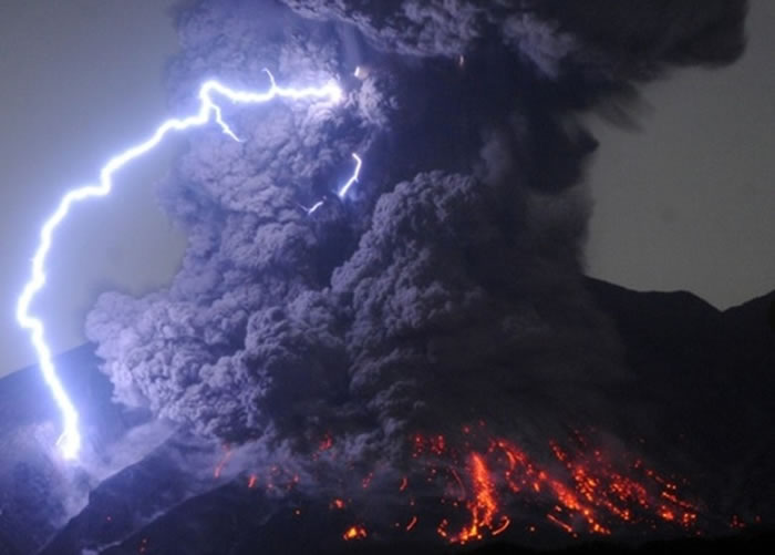 日本樱岛火山昭和火山口爆炸式喷发 火山灰喷至5千米高空