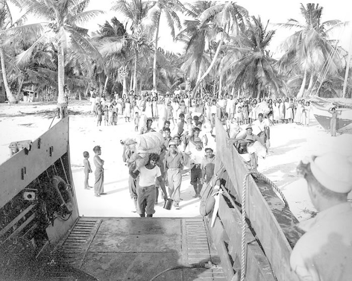 美军把环礁上的居民撤走。