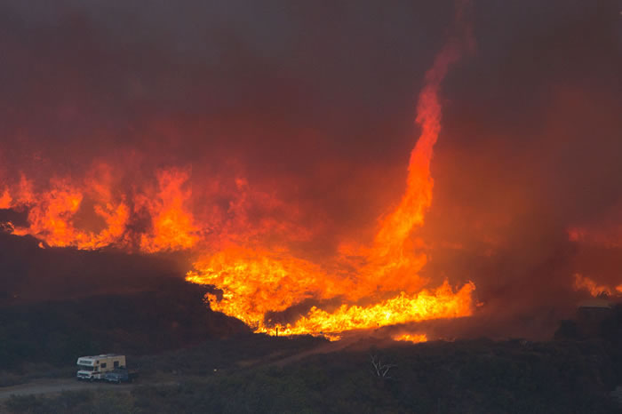 美国南加州大火肆虐 惊现“火龙卷”吞林木