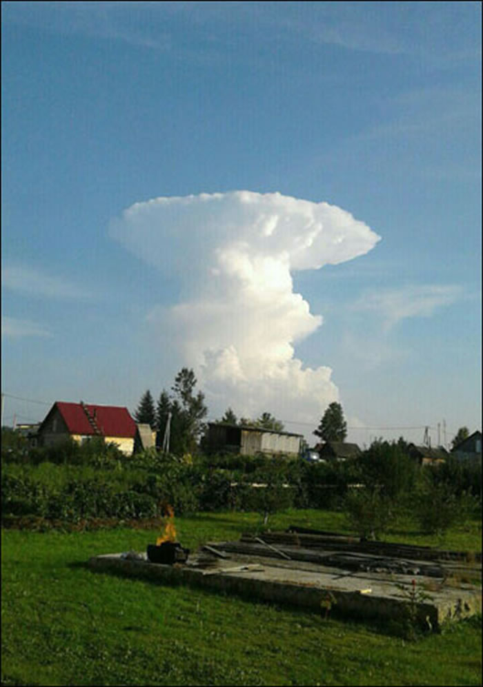 俄罗斯西伯利亚天空惊现蘑菇云 民众以为被核弹攻击