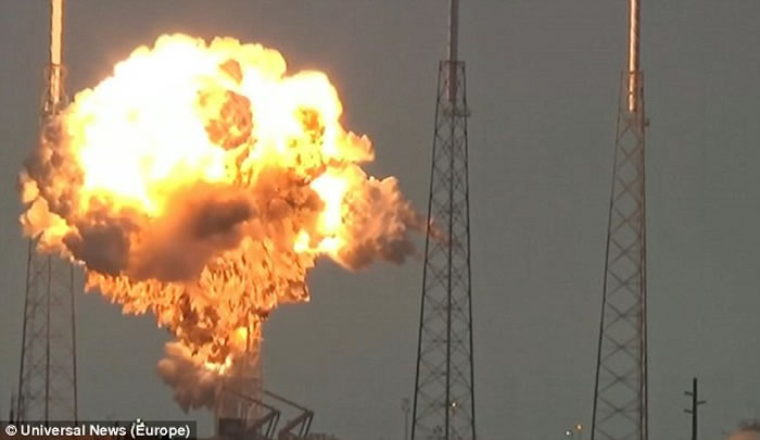 SpaceX“猎鹰9号”火箭突然发生毁灭性爆炸，“外星人猎人”猜测是外星人突袭