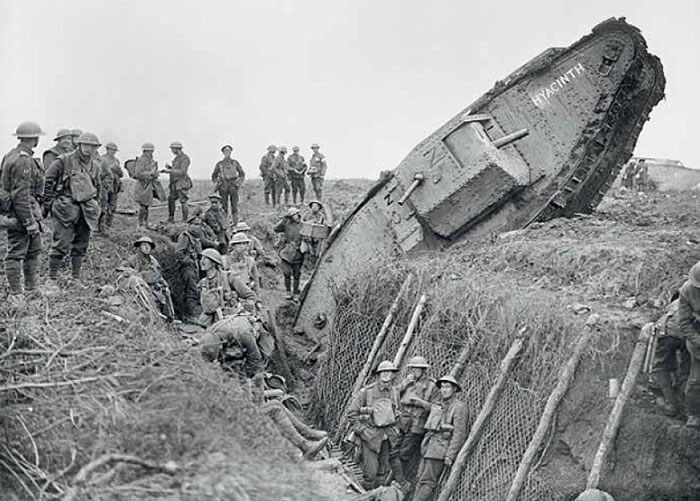英国在一次大战投入坦克作战。