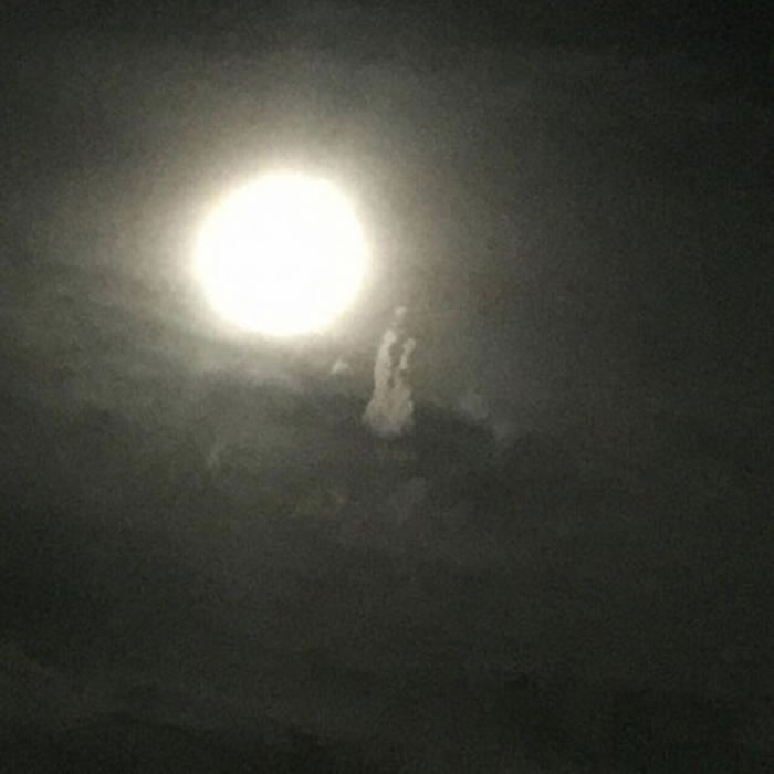 台湾云林台西夜空月亮旁出现“观音显灵”？