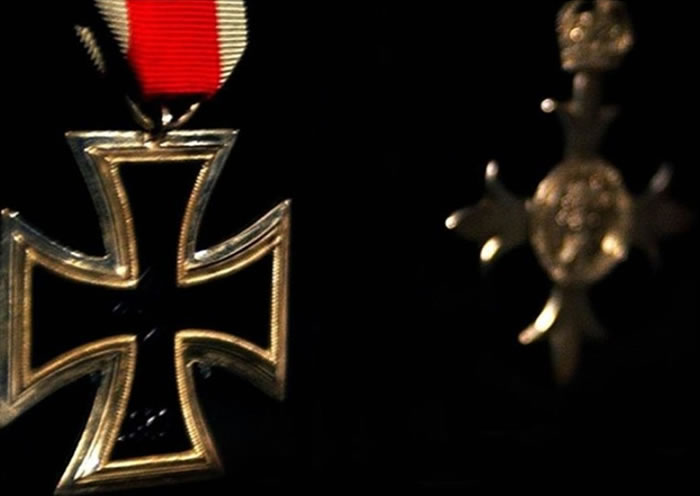 纳粹德国不但一直没发现他的身份，更曾授予他铁十字勋章。