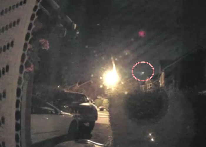 镜头意外拍到不明飞行物体（红圈示）。