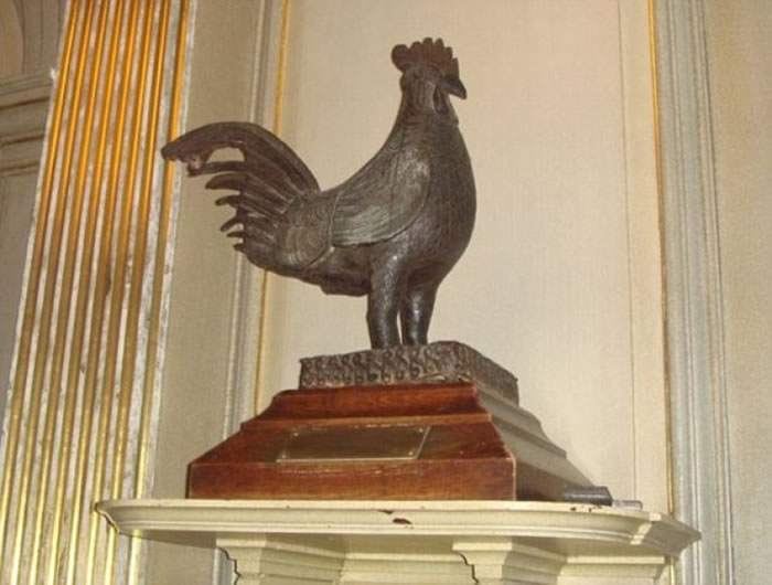 公鸡过往放置在剑桥耶稣学院的大礼堂。