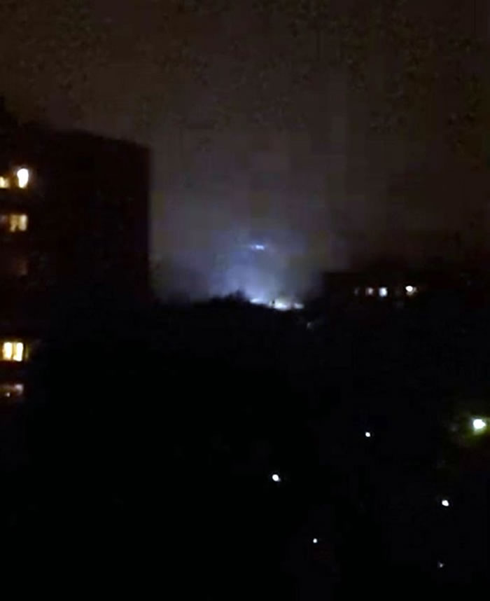 俄罗斯夜空惊现疑似UFO的球状白光 停在民居上空久不散