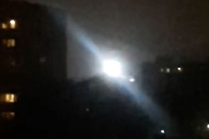 俄罗斯夜空惊现疑似UFO的球状白光 停在民居上空久不散