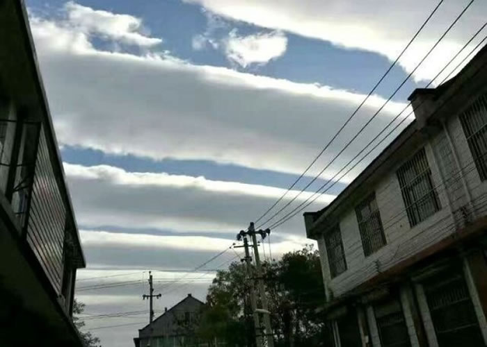 坊间称此云层奇观为“地震云”、“排骨云”。