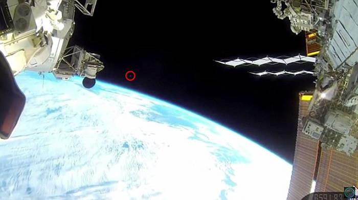 NASA掩盖UFO存在的证据？不明飞行物飞过国际空间站时被拍到后视频被中断