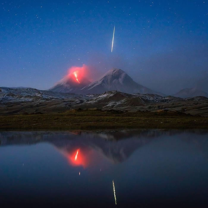 俄罗斯堪察加半岛的克柳切夫火山喷发巧遇流星划过天际