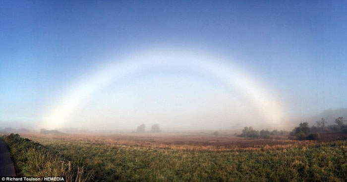 去年10月同样在苏格兰乡村拍摄到的白色彩虹