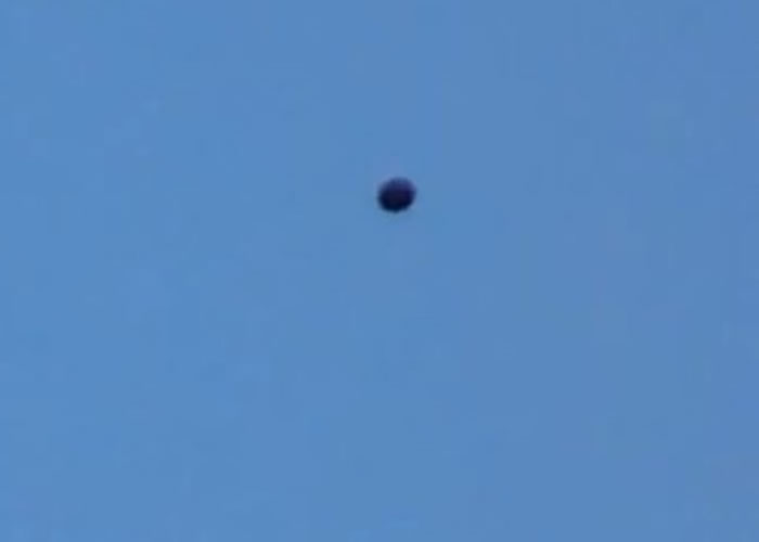 英国利物浦上空现疑似UFO，半空悬浮似气球
