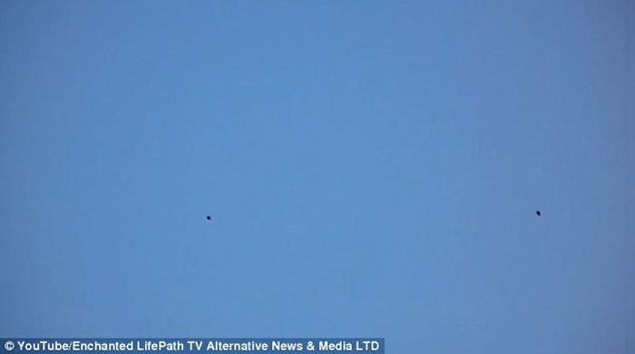英国利物浦上空现疑似UFO，半空悬浮似气球