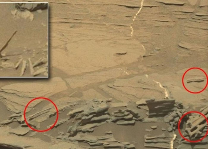 早前有人网民在火星表面发现两只“飘浮匙羹”，以及像筷子（右下角）的怪石。