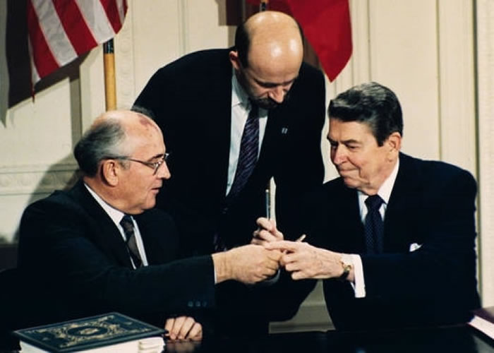 里根（右）与俄方签署销毁美俄中程核导弹条约。