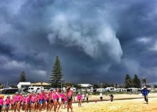 澳洲黄金海岸的金斯克利夫海滩刮起犹如小型龙卷风的沙尘暴