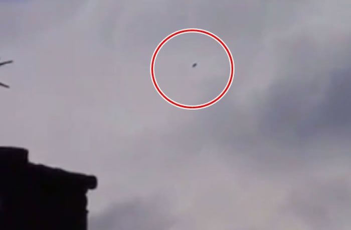 库珀拍到天空上一个飞行的黑点（红圈示）。