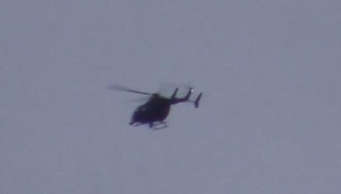 库珀在黑点离开后，拍到有直升机沿着黑点的飞行路线飞驶。