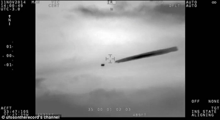 智利海军直升机2014年11月拍摄到UFO 不明飞行物体排出一串类似羽状云的物质