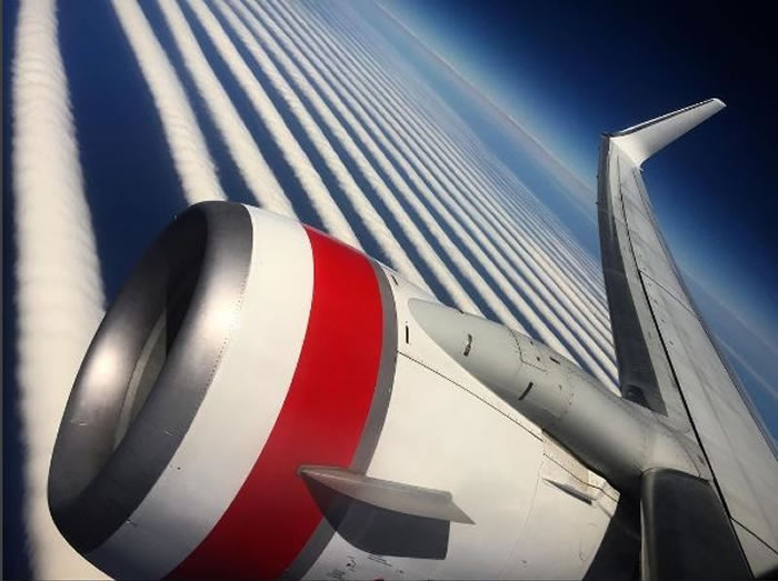 Ilya Katsman在维珍澳洲航空拍下多条平行飞机云