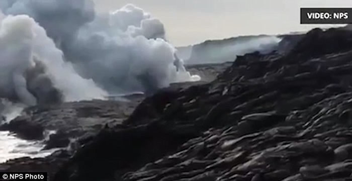 美国夏威夷卡莫库纳火山除夕爆发 游客直击溶岩掉入海