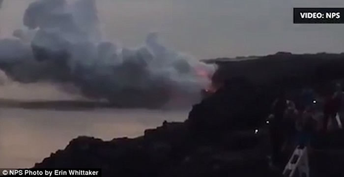 美国夏威夷卡莫库纳火山除夕爆发 游客直击溶岩掉入海