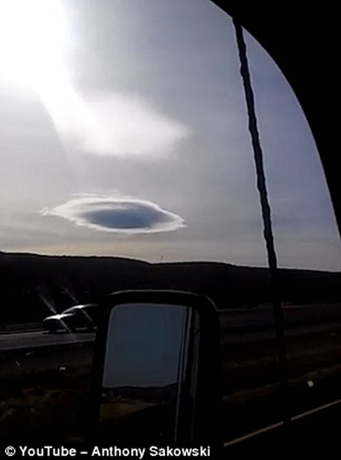 美国亚利桑那州天空出现内藏UFO的奇怪反光云？