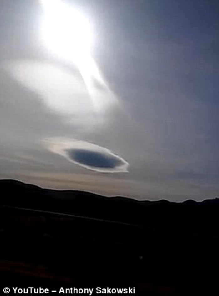 美国亚利桑那州天空出现内藏UFO的奇怪反光云？