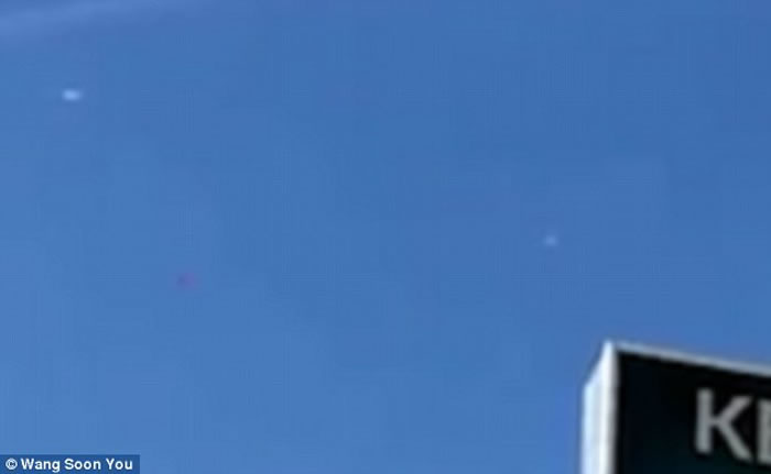 马来西亚槟城闹市上空出两个不明飞行物体（UFO）