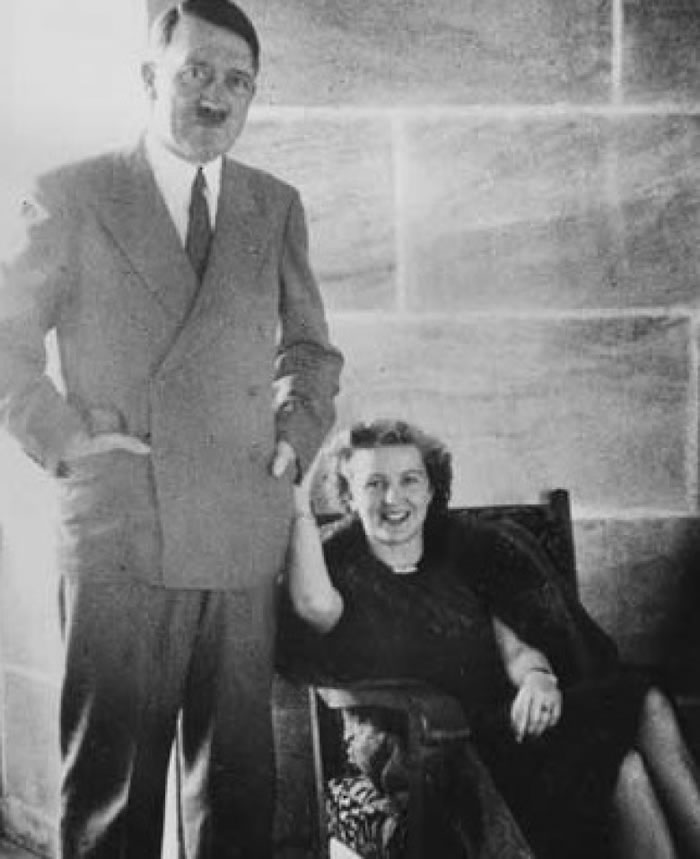 外界一直相信希特勒与情妇伊娃当年在一个碉堡内吞枪自杀身亡。