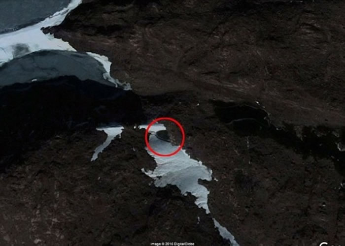 有人指在南极的山洞中发现飞碟（红圈示）。