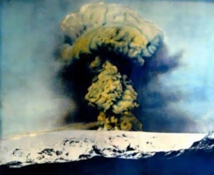卡特拉火山开始活跃，图为该火山于1918年爆发情况。