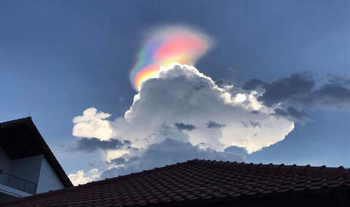 “火彩虹”其实是太阳光在冰晶云（ice-crystal cloud）折射而成
