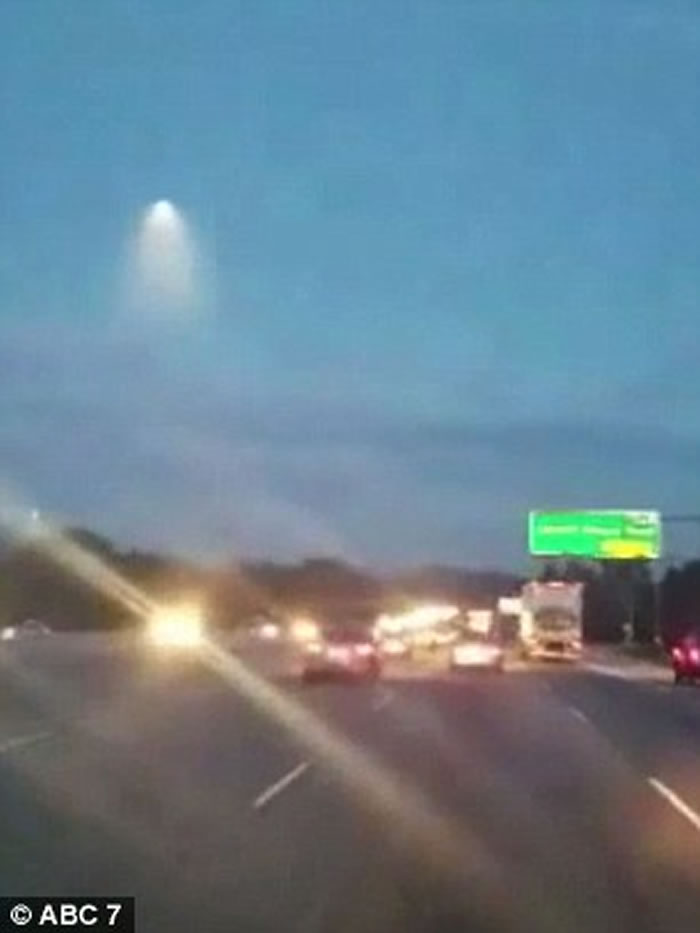 美国加州凌晨夜空有神秘UFO飞行 原来光球是美军战略核潜艇试射潜射弹道导弹