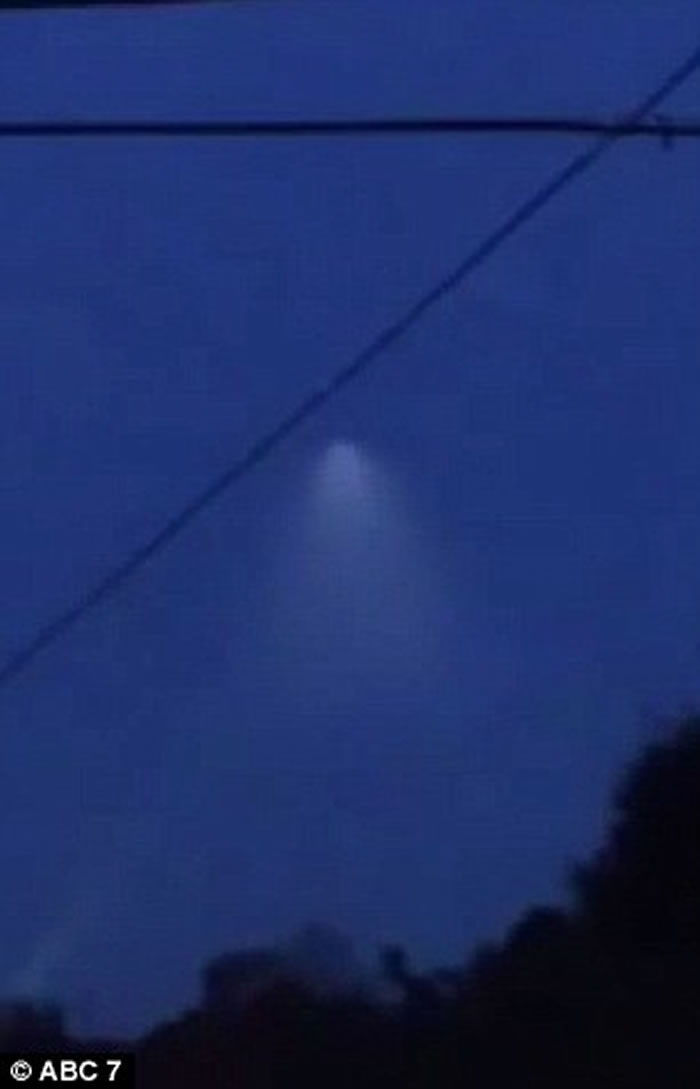 美国加州凌晨夜空有神秘UFO飞行 原来光球是美军战略核潜艇试射潜射弹道导弹