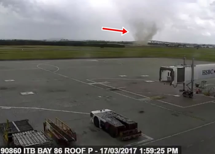 机场闭路电视拍到龙卷风出现。