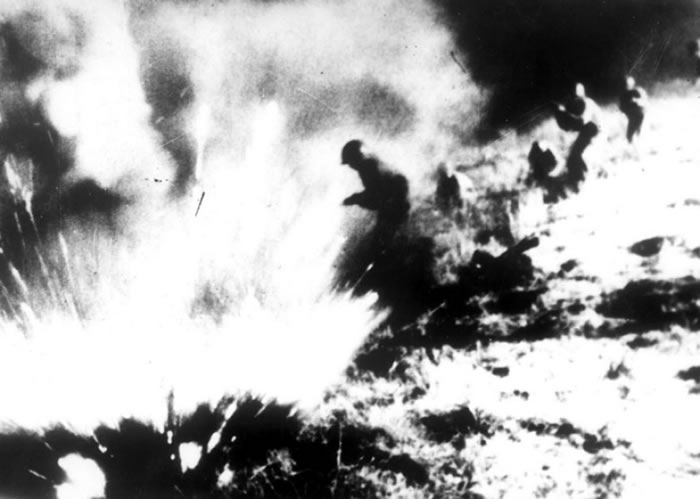 中国人民志愿军在朝鲜战争中炮击美军。