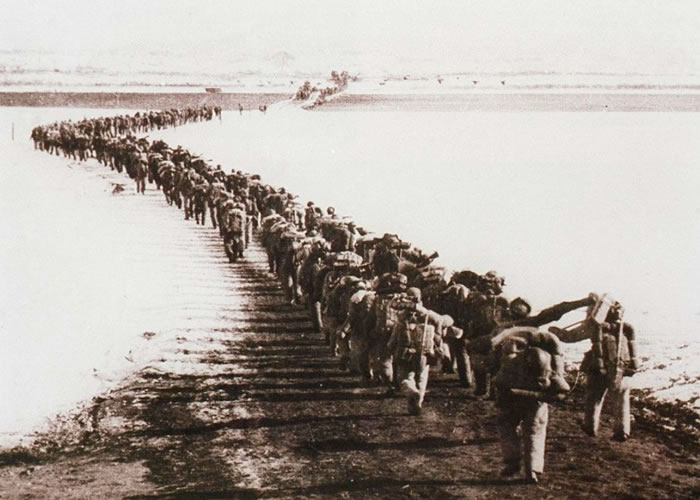 中国人民志愿军助朝鲜对抗美国。