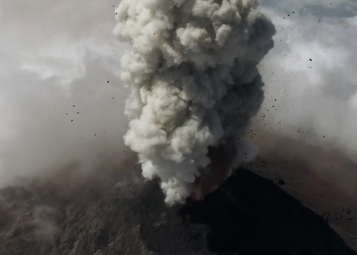 无人机飞近火山口，拍下爆发一刻。