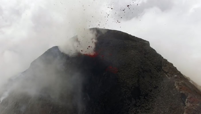 烈焰火山爆发频繁。