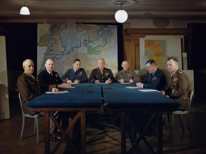 艾森豪威尔（中）与一众指挥官开会。