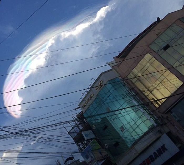 菲律宾天空出现“独角兽鬃毛”七色彩云
