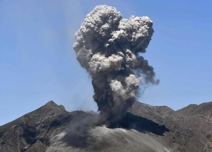 樱岛火山爆发，烟尘直冲天际。