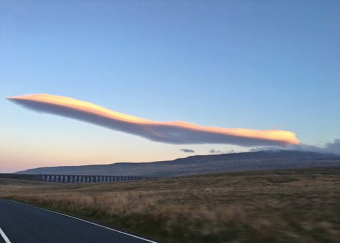 英国北约克郡天空现怪云 形状如超音速喷射机
