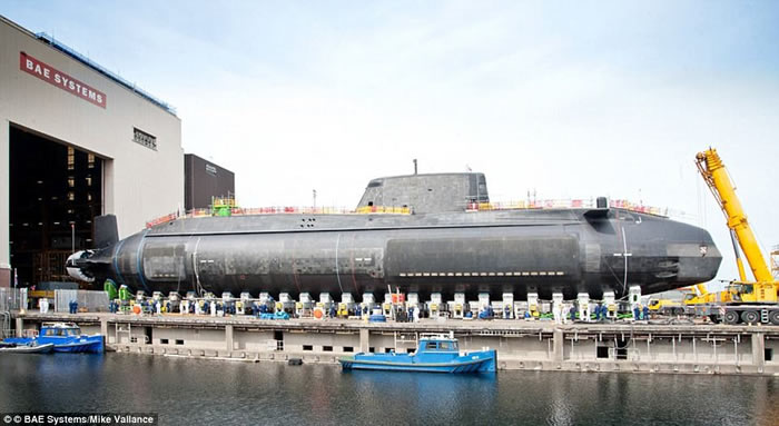 英国皇家海军最新核动力攻击潜艇大胆号(HMS Audacious)正式启用
