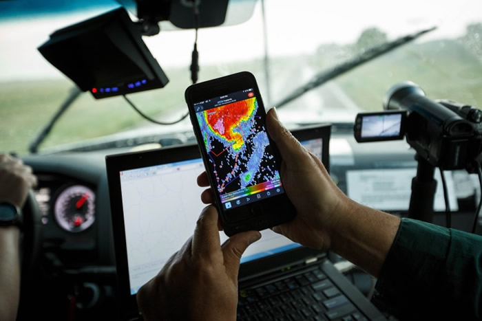 追风队员手机上安装了测风雷达和风暴模型软件，协助分析风势。